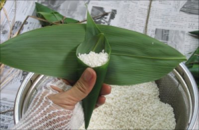 新潟の三角ちまき 作り方 国産よもぎが専門のよもぎやへようこそ 新潟の三角ちまき 作り方 国産よもぎが専門のよもぎやへようこそ